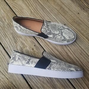 Vionic women Demetra snakeskin slip-on sneaker size 8